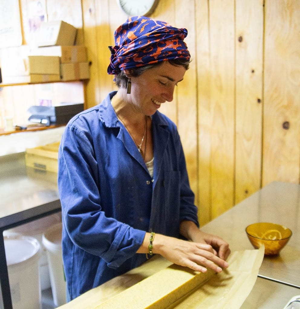 Démoulage du savon exfoliant à l'atelier à Oloron Sainte Marie